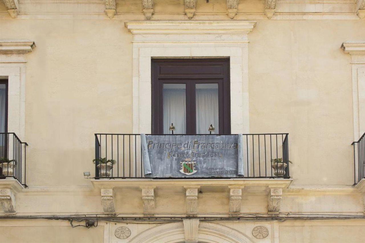 Principe Di Francalanza Acomodação com café da manhã Catânia Exterior foto